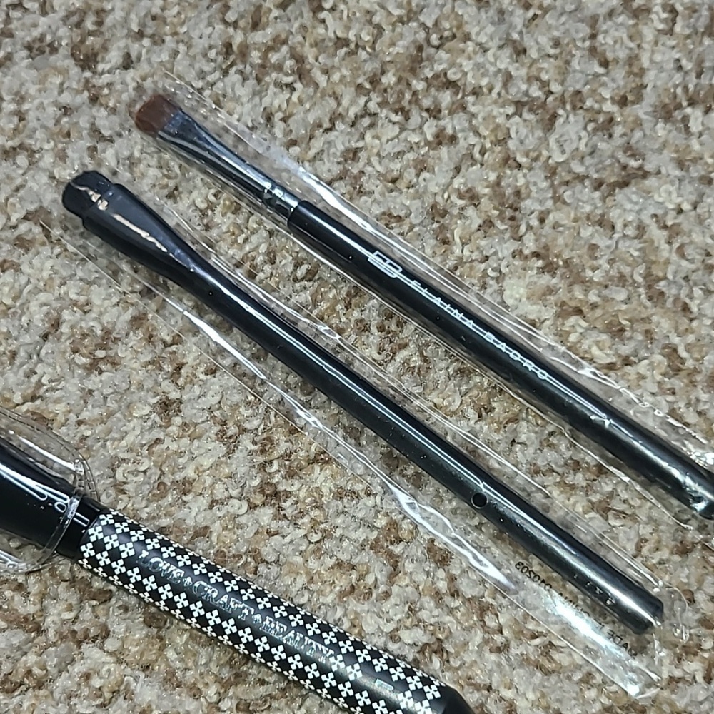 10 Piece Make-Up Bundle - Picture 5 of 9